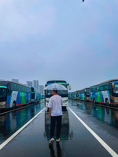 E:2023.88.2【助力大运•影像集】官网图官网雨中检查——南宫NG28国际长运都江堰孟新雨.jpg