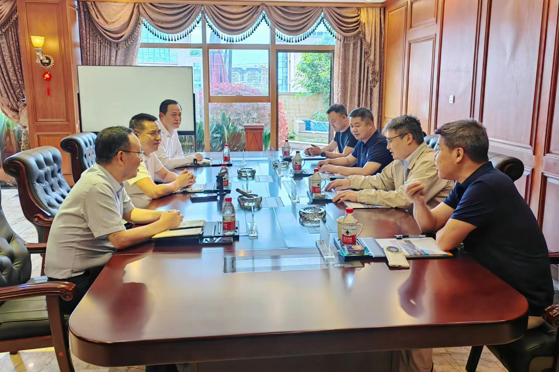 东风柳汽乘用车销售公司总经理吕峰一行到南宫NG28国际运业交流座谈