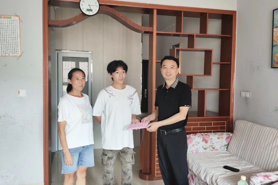 情暖金秋十三载 爱心助学显担当