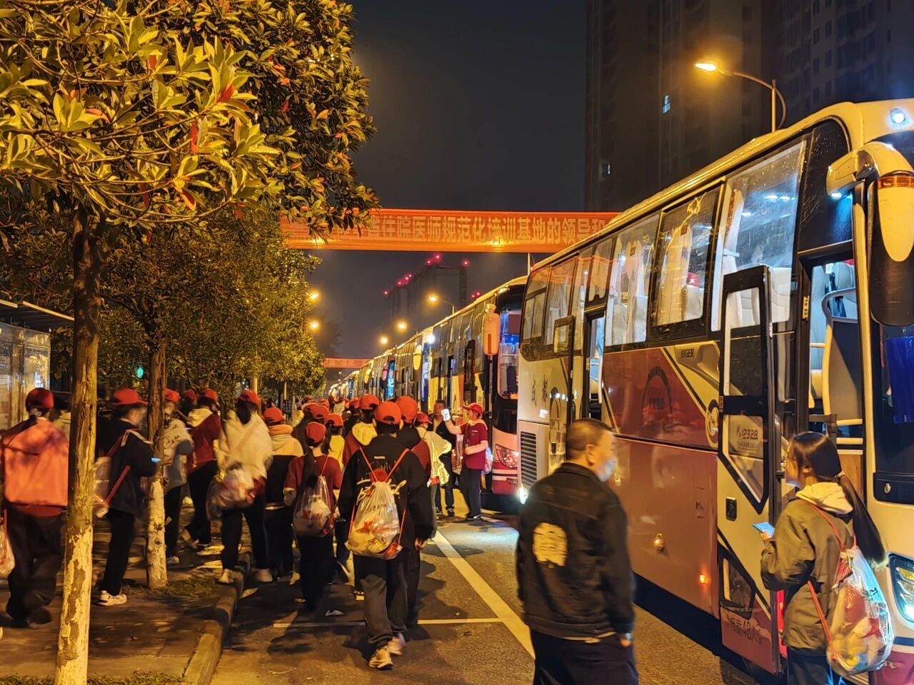南宫NG28国际长运圆满完成2025成都马拉松运输保障任务